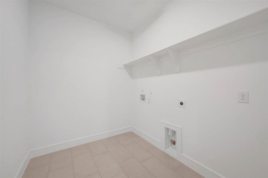 Spacious, unfurnished interior of a new home in Kreymer at the Park, Wylie (Image 30).