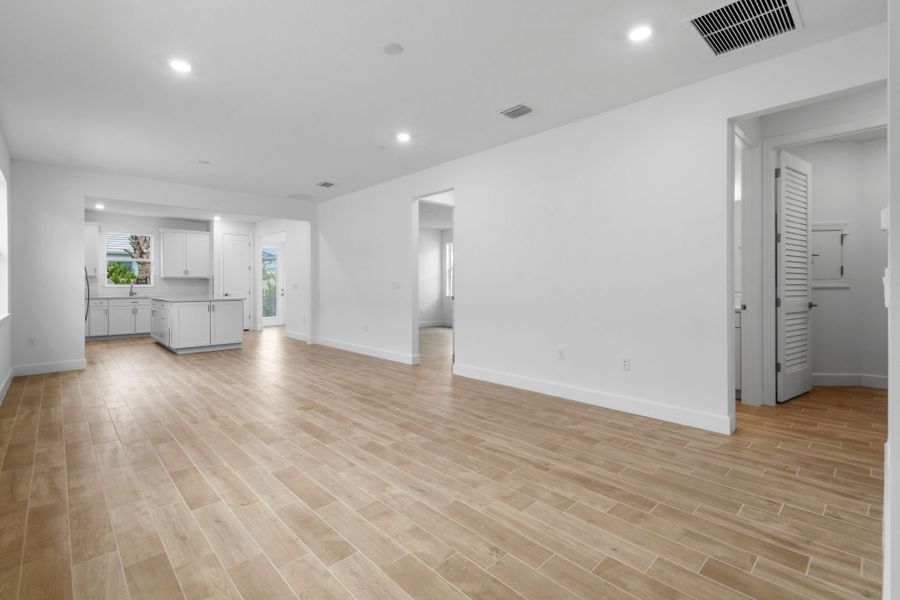 Spacious, unfurnished interior of a new home in Harbor Isle, Vero Beach (Image 39).