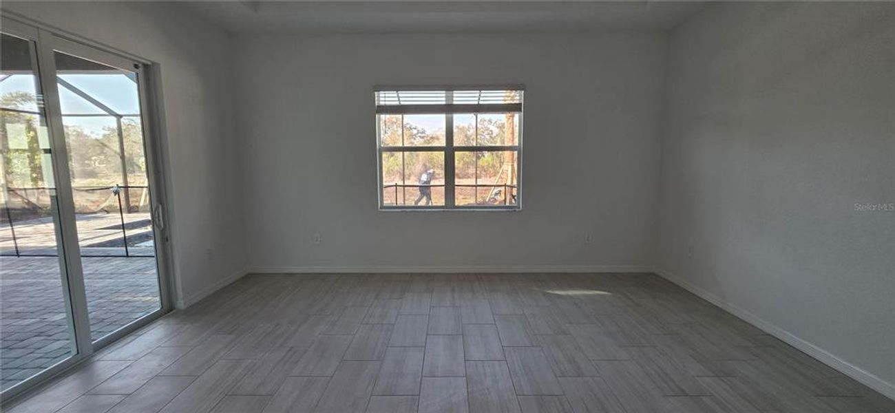 Spacious, unfurnished interior of a new home in Calusa Country Club, Lakewood Ranch (Image 10).