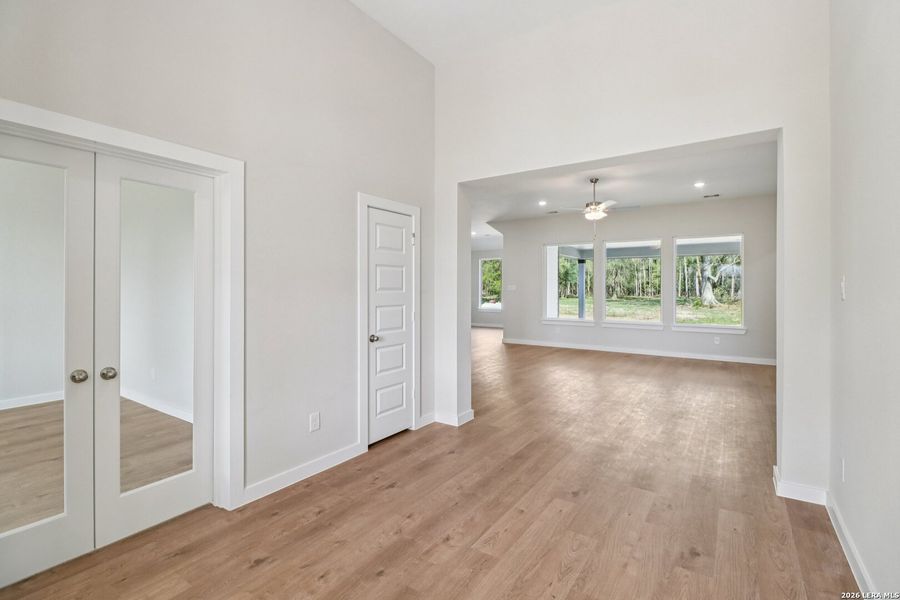 Spacious, unfurnished interior of a new home in Jordan's Ranch, San Antonio (Image 27).