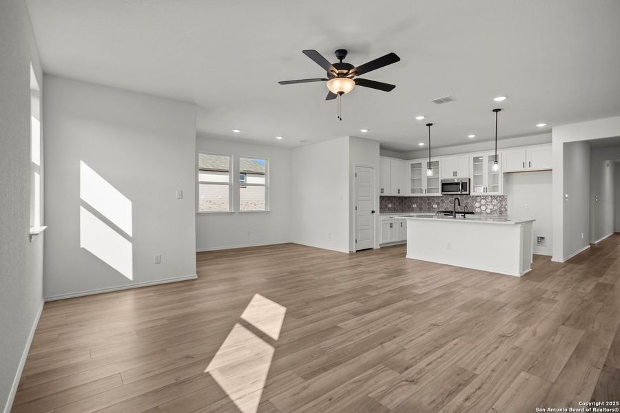 Spacious, unfurnished interior of a new home in Comanche Ridge, San Antonio (Image 21). Spacious, unfurnished interior of a new home in Comanche Ridge, San Antonio (Image 21).