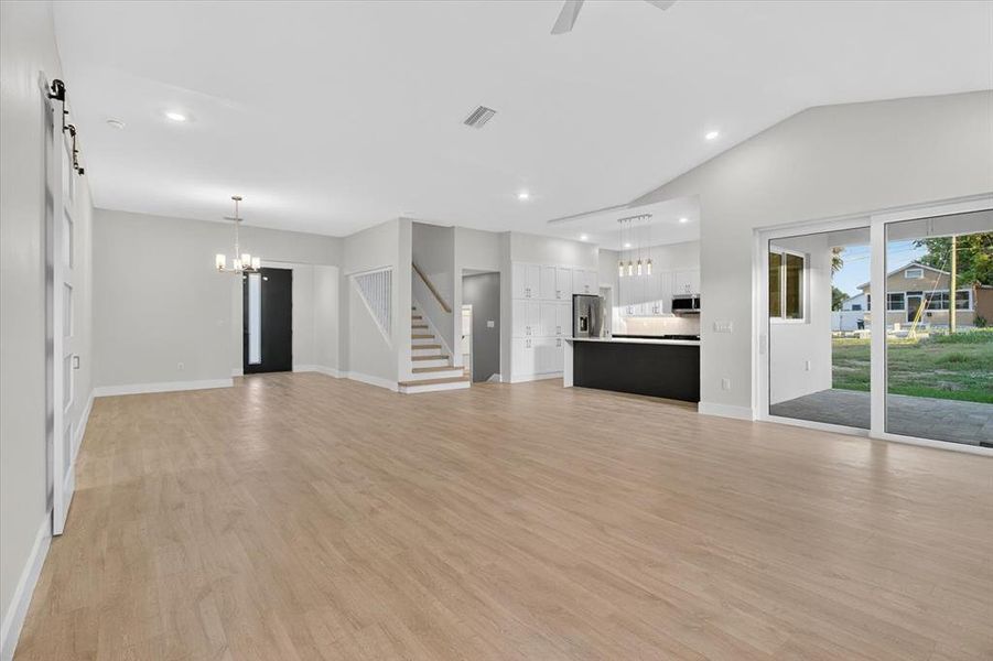 Spacious, unfurnished interior of a new home in , Tarpon Springs (Image 61).