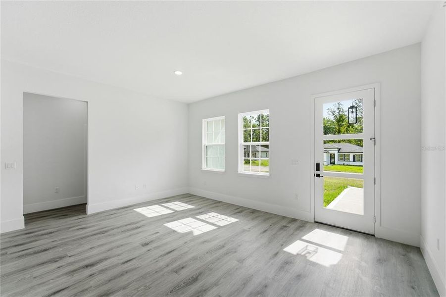 Spacious, unfurnished interior of a new home in , Dunnellon (Image 20).