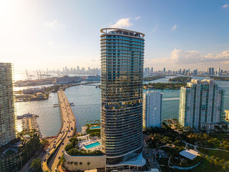 Condo located in Miami Beach, FL showcasing its design and architecture (Image 25).