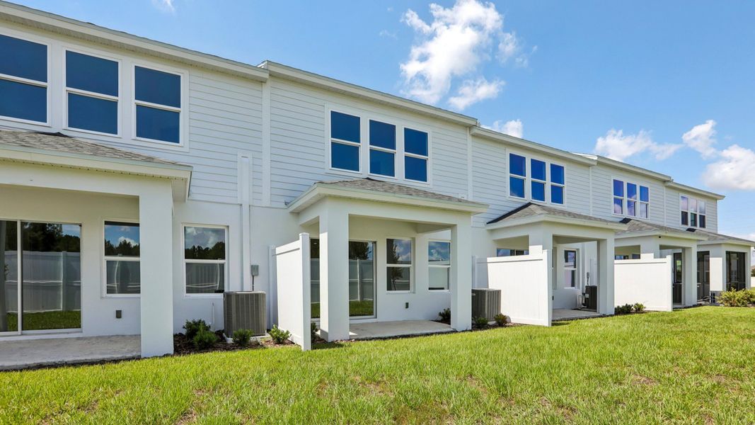 Exterior details and patio area of a home in Twin Oaks, Zephyrhills (Image 25).