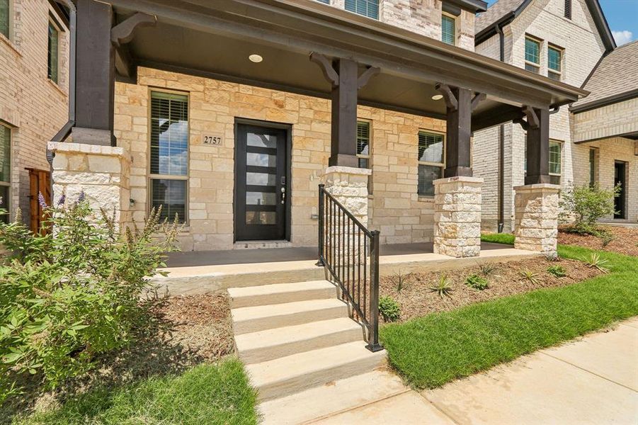 Exterior details and patio area of a home in Oak Ridge Park, Corinth (Image 3).