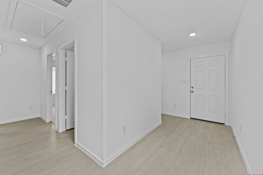 Spacious, unfurnished interior of a new home in Spring Grove, St. Hedwig (Image 21).