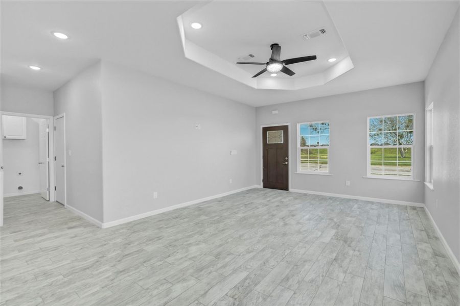Spacious, unfurnished interior of a new home in , Freeport (Image 21).
