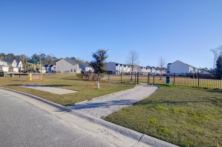 Community amenities in , Summerville (Image 35).