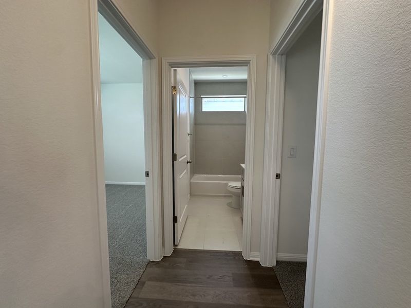 Spacious, unfurnished interior of a new home in Porter Country, Buda (Image 10).