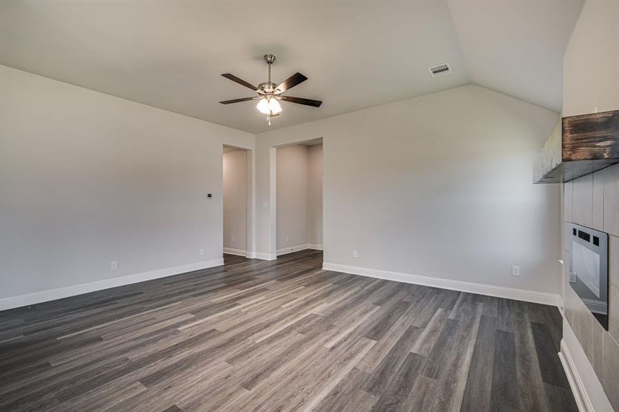 Spacious, unfurnished interior of a new home in , Corsicana (Image 13).