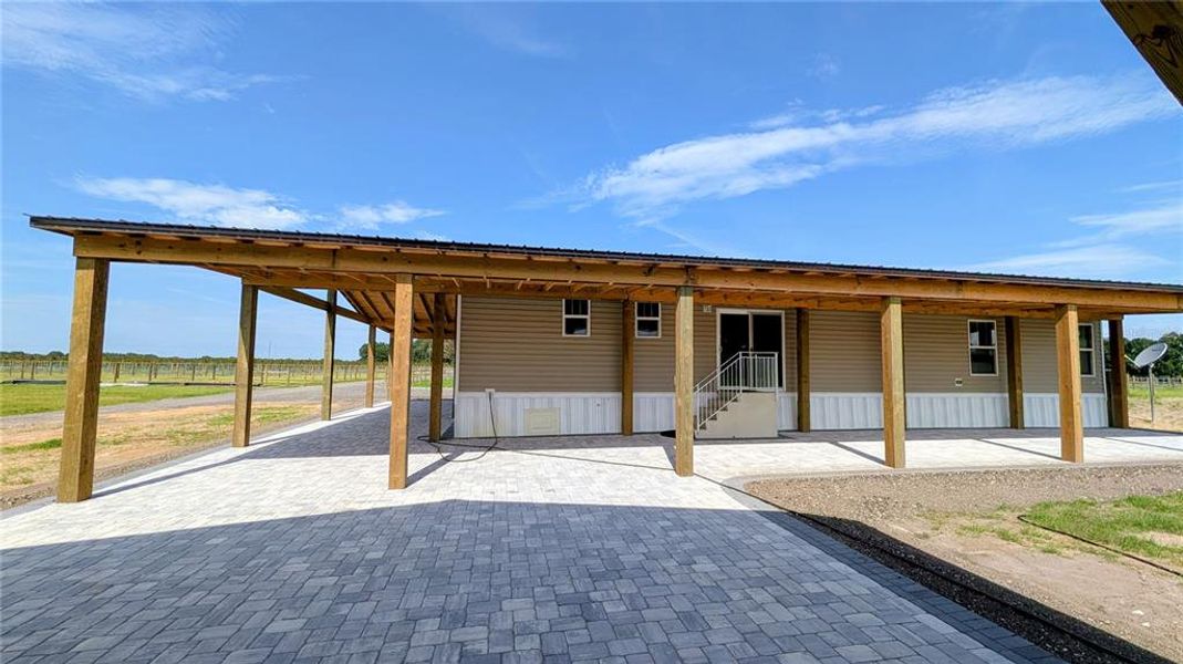 Exterior details and patio area of a home in , Wauchula (Image 17).
