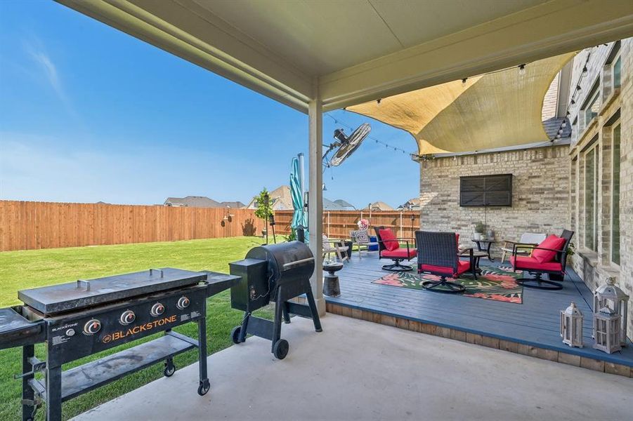 Exterior details and patio area of a home in Ridge Crossing, Waxahachie (Image 3).