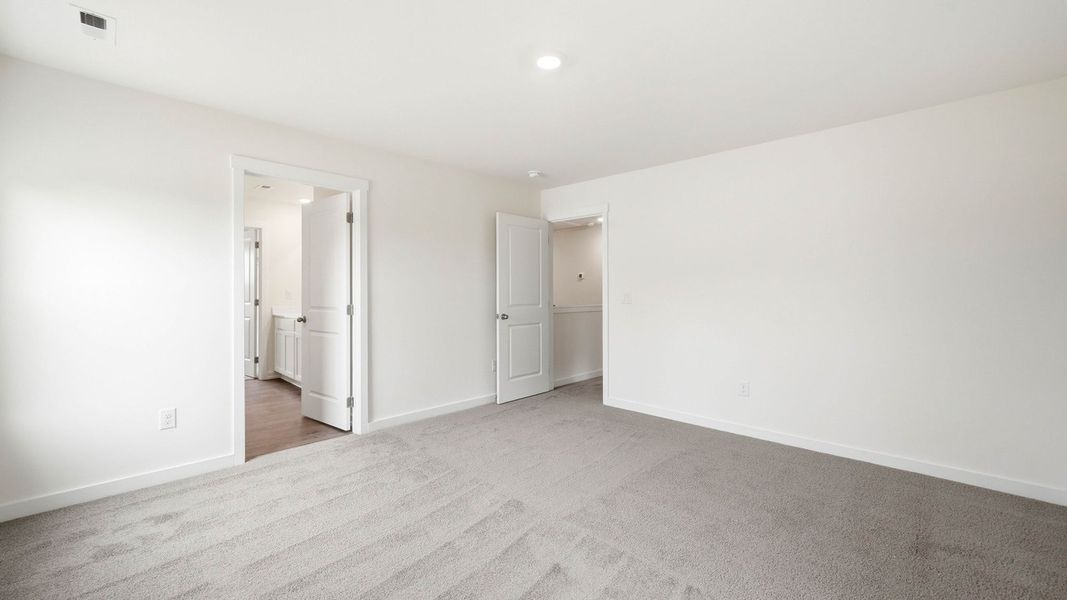 Spacious, unfurnished interior of a new home in Oak Hill, Vonore (Image 19).
