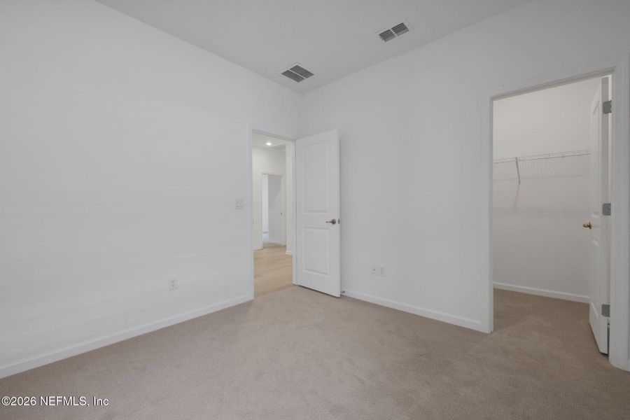 Spacious, unfurnished interior of a new home in Hyland Trail, Middleburg (Image 32).