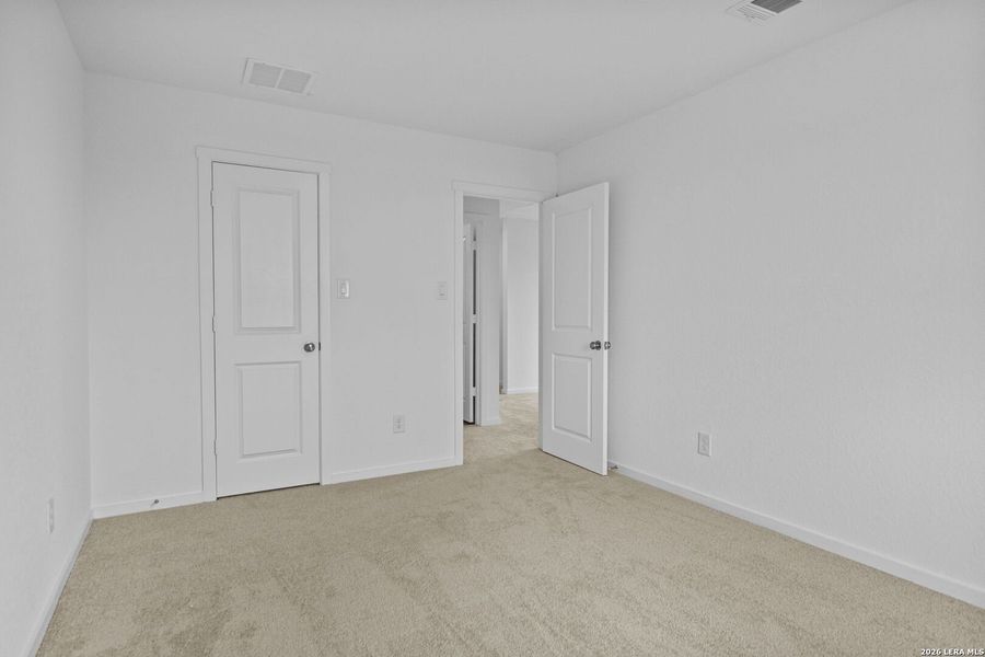 Spacious, unfurnished interior of a new home in Spring Grove, St. Hedwig (Image 13).