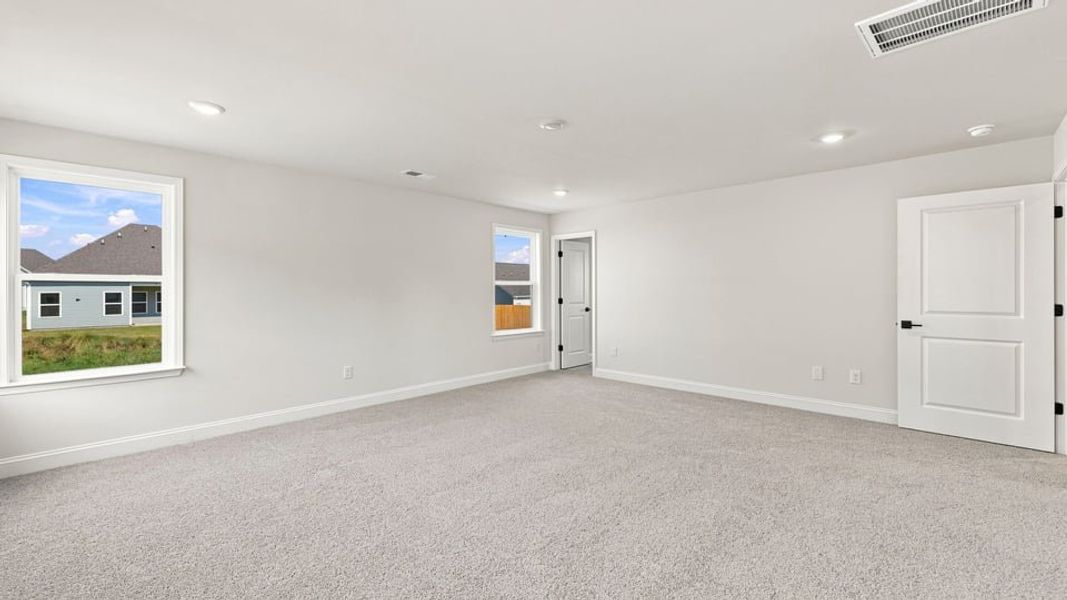 Spacious, unfurnished interior of a new home in Shadowood, Seneca (Image 35).