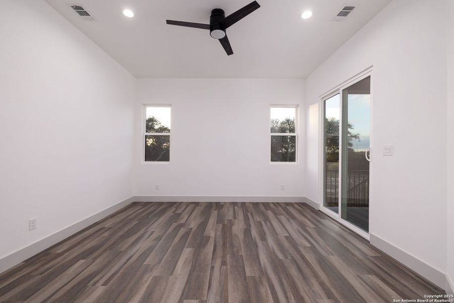 Spacious, unfurnished interior of a new home in , Fischer (Image 33).