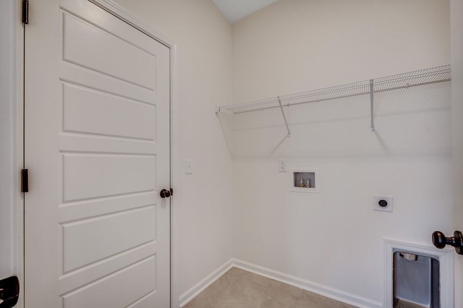 Spacious, unfurnished interior of a new home in The Oaks, Goose Creek (Image 18).
