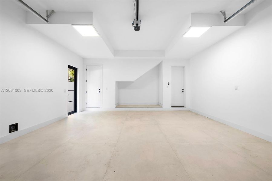 Spacious, unfurnished interior of a new home in , Coral Gables (Image 50).