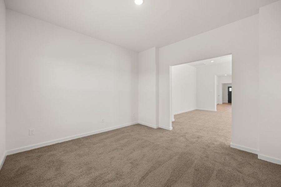 Spacious, unfurnished interior of a new home in Ashland, Houston (Image 20).