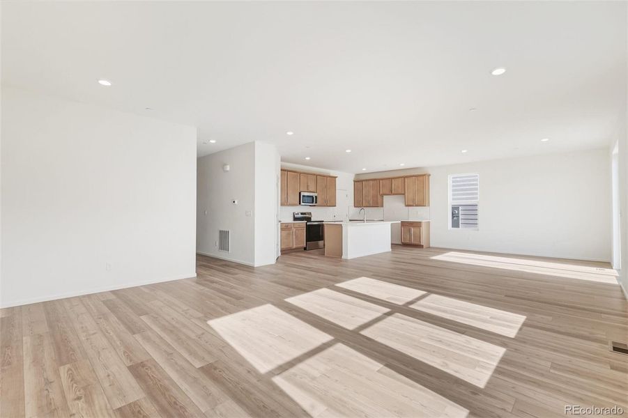 Spacious, unfurnished interior of a new home in Turnberry, Commerce City (Image 17).