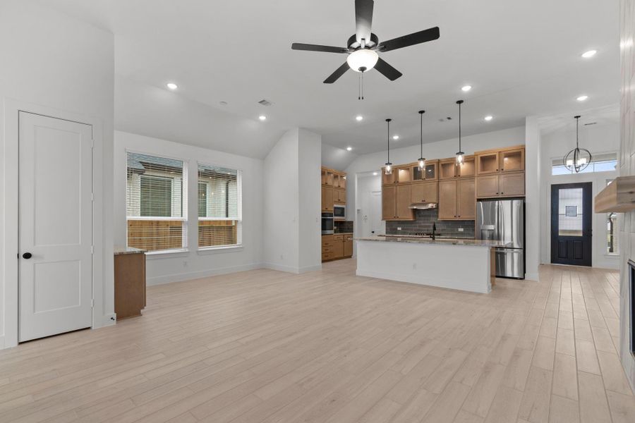 Spacious, unfurnished interior of a new home in Blue Heron, Mont Belvieu (Image 21).