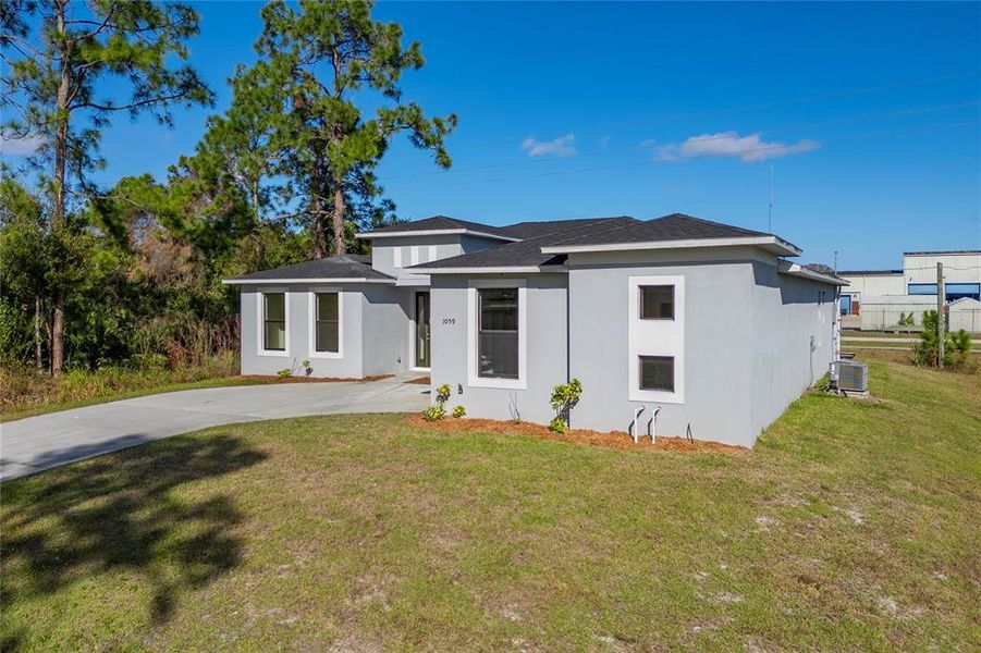 Exterior details and patio area of a home in , Palm Bay (Image 3).