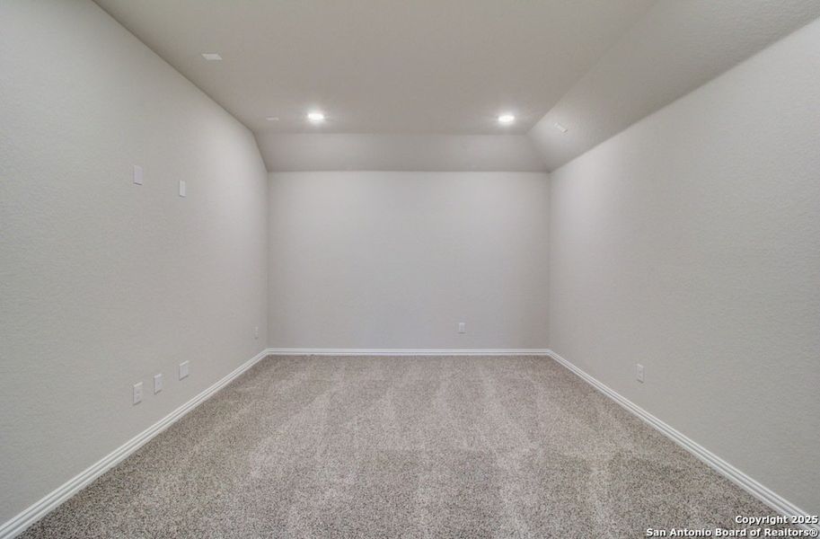 Spacious, unfurnished interior of a new home in Meyer Ranch - Enclave, New Braunfels (Image 17).