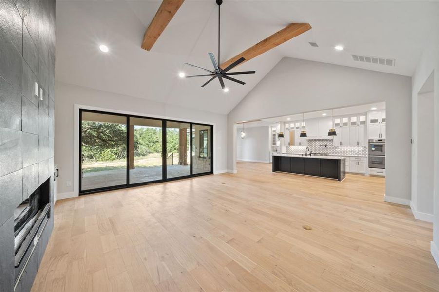 Open floor plan - view of the kitchen and dining area from the living room