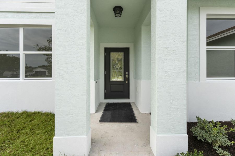 Exterior details and patio area of a home in , Port St. Lucie (Image 3).