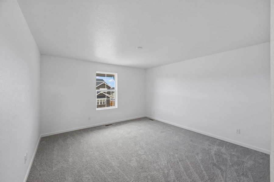 Spacious, unfurnished interior of a new home in The Aurora Highlands, Aurora (Image 6).