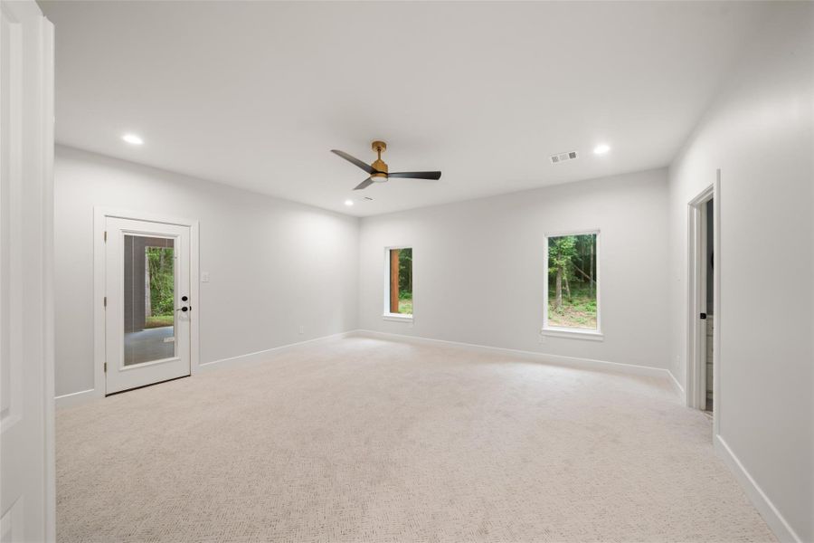 Spacious, unfurnished interior of a new home in , Willis (Image 33).