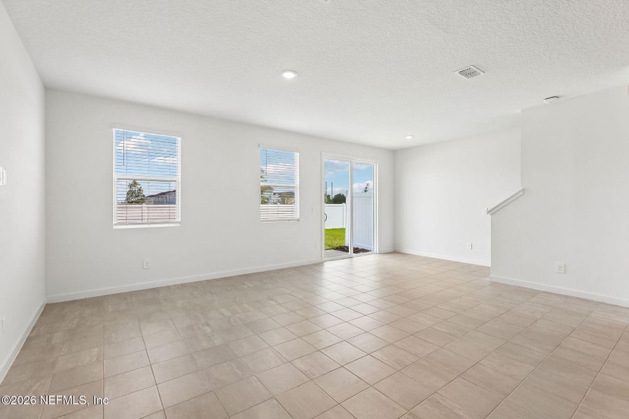 Spacious, unfurnished interior of a new home in , Middleburg (Image 18).