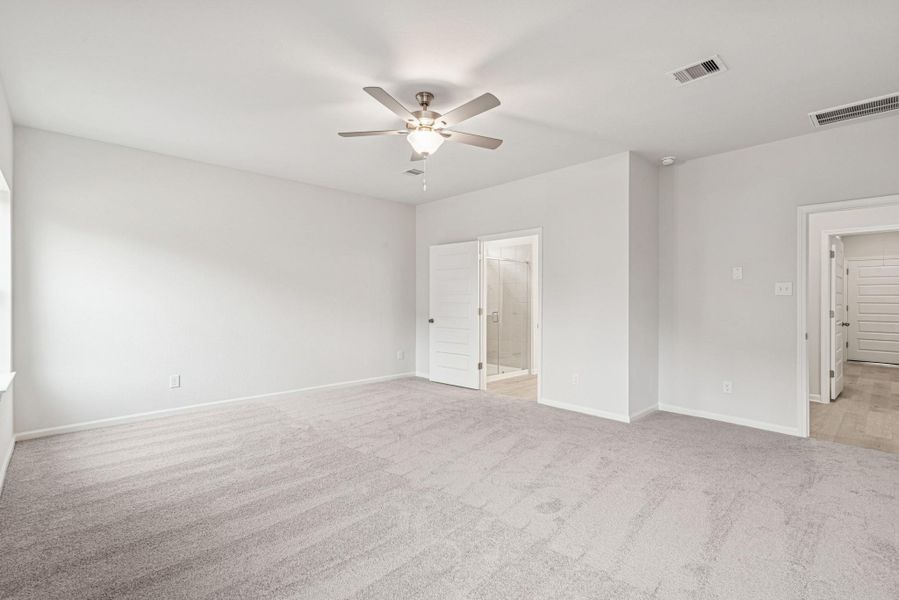 Spacious, unfurnished interior of a new home in Sierra Vista, Rosharon (Image 30).