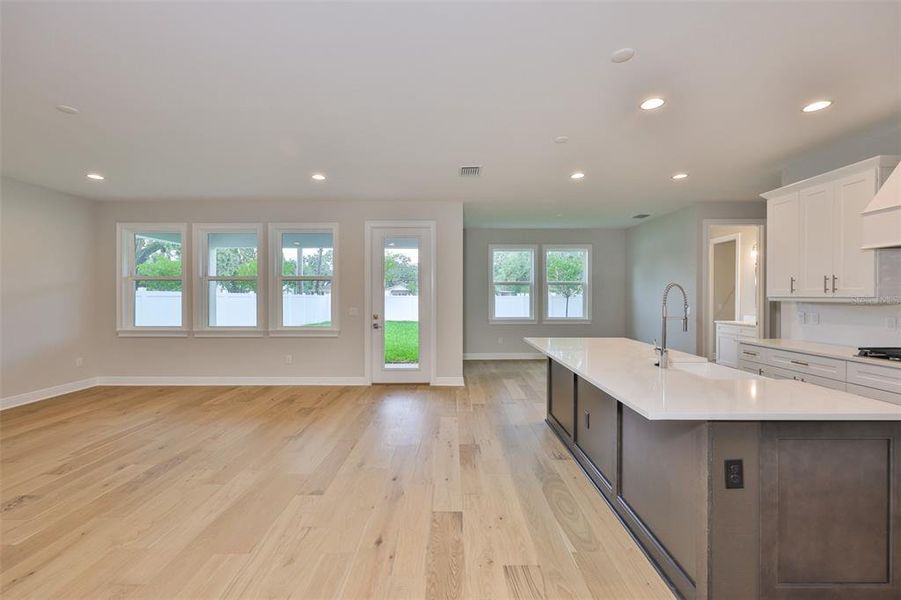Spacious, unfurnished interior of a new home in , Tampa (Image 40).