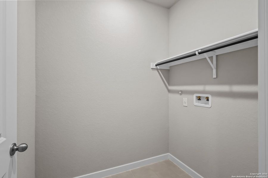 Spacious, unfurnished interior of a new home in Garden Grove, San Antonio (Image 27).