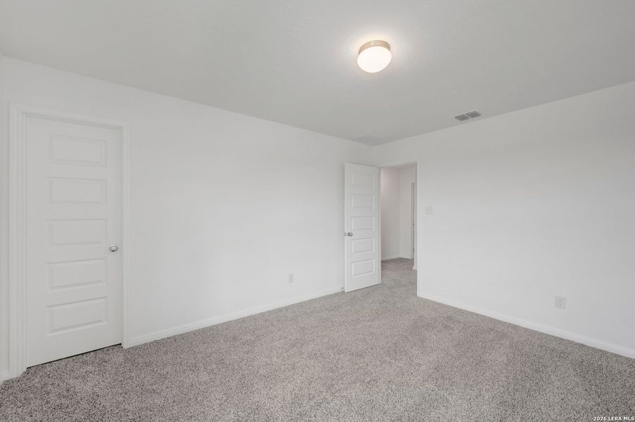 Spacious, unfurnished interior of a new home in Mesquite Ridge, San Antonio (Image 36).