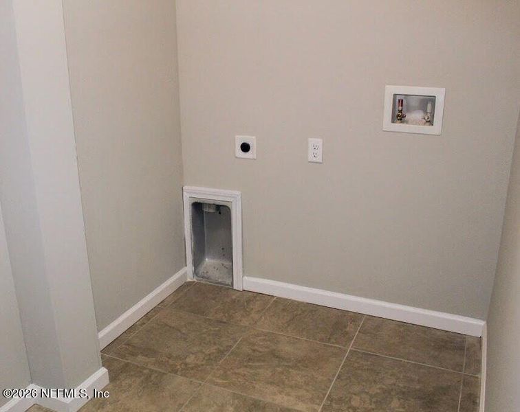 Spacious, unfurnished interior of a new home in , Middleburg (Image 16).