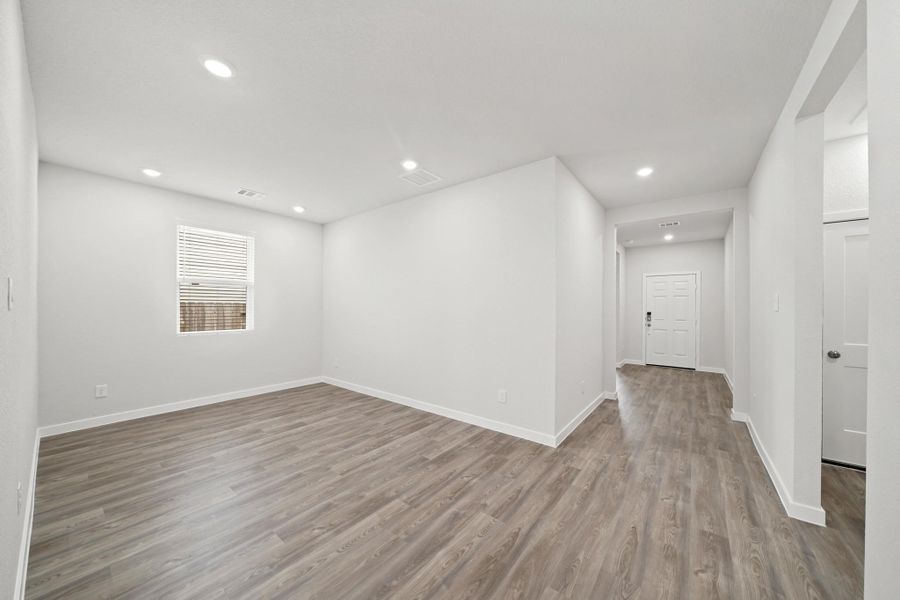 Spacious, unfurnished interior of a new home in Granger Pines, Conroe (Image 13).