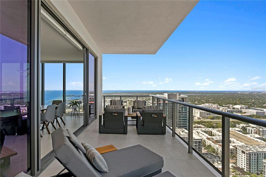 Condo located in St. Petersburg, FL showcasing its design and architecture (Image 36).