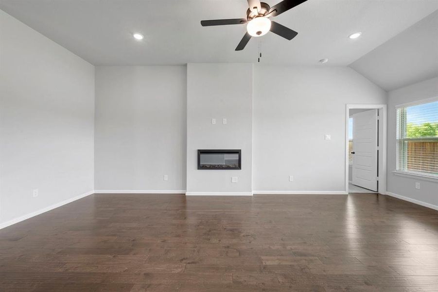 Spacious, unfurnished interior of a new home in Sanderos, Fort Worth (Image 31).