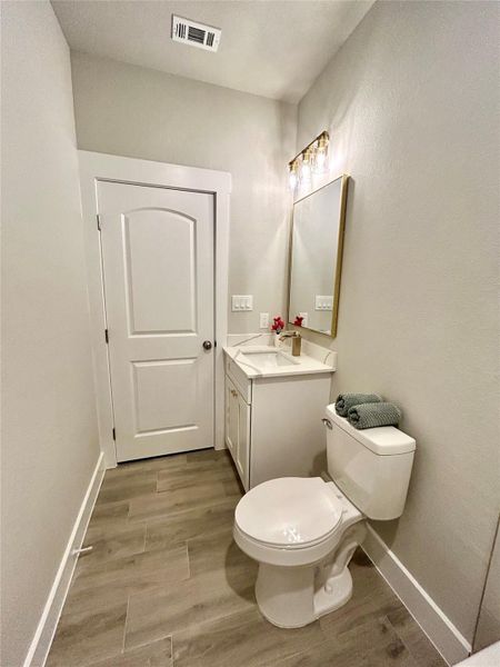 Secondary bathroom. Secondary bathroom.