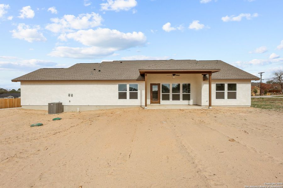 Exterior details and patio area of a home in , Poteet (Image 4).