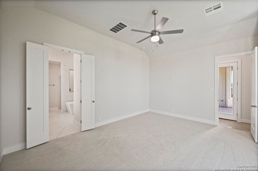 Spacious, unfurnished interior of a new home in Davis Ranch, San Antonio (Image 12).
