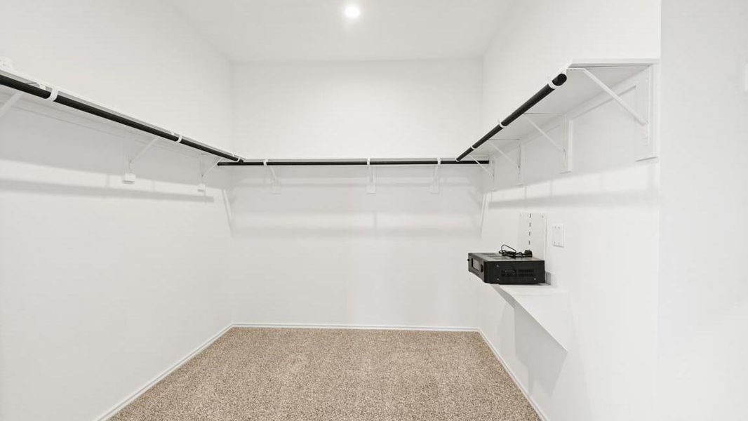 Spacious, unfurnished interior of a new home in Lake Conroe Cove, Willis (Image 21).