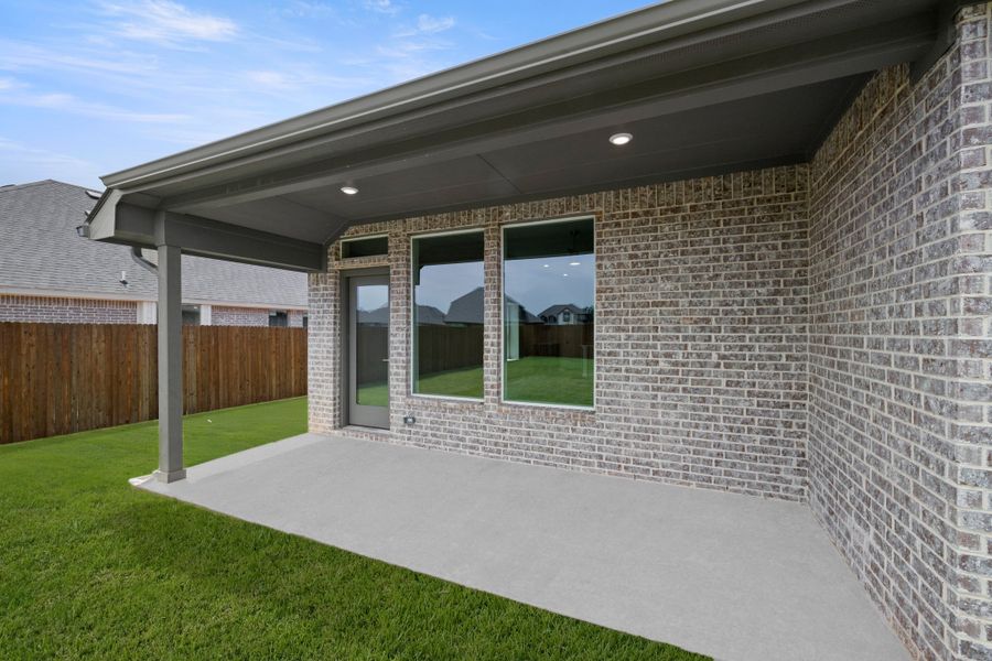 Exterior details and patio area of a home in El Dorado, Granbury (Image 3).