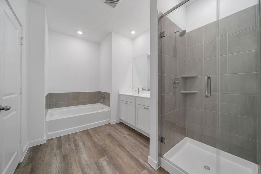 Furnished interior view inside a new home in Silverthorne, Conroe (Image 13).