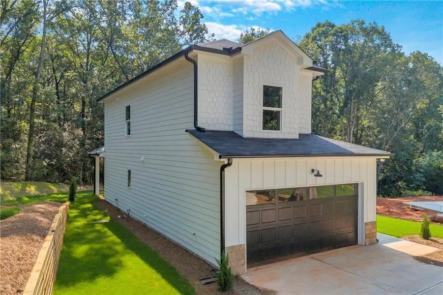 Exterior details and patio area of a home in , Franklin Springs (Image 3).