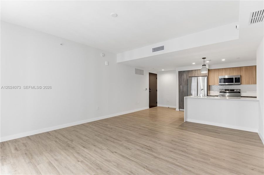 Spacious, unfurnished interior of a new home in , Miami (Image 28).